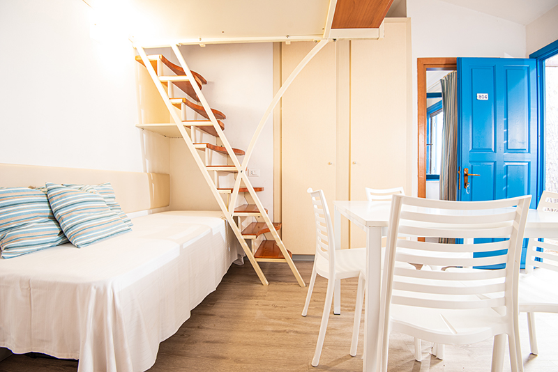 cucina con lettino appartamento blu